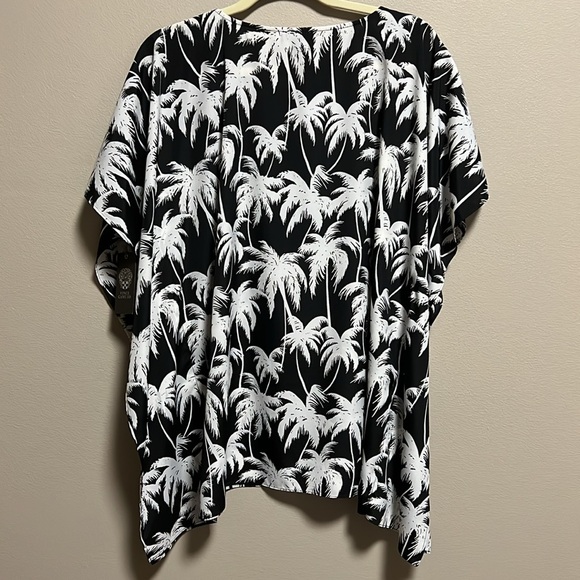 Vince Camuto Oasis Kaftan Top - Picture 2 of 7